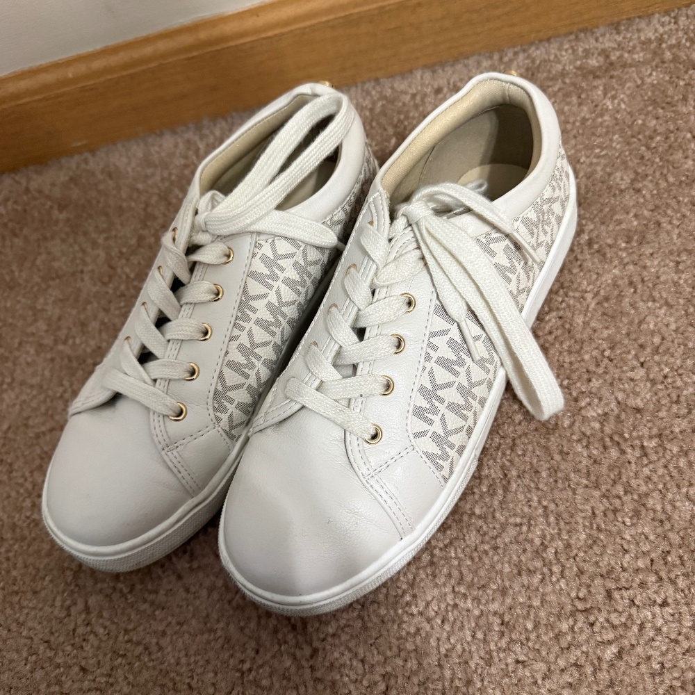 Girls causal shoes